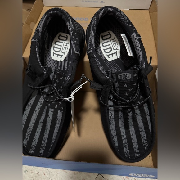 Hey Dude Men's Black flag Shoes size 10 - Picture 2 of 5